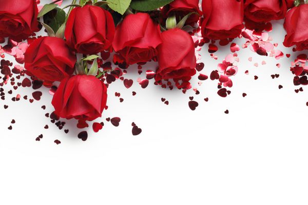 گل رز قرمز و زیور آلات قلب در زمینه سفید