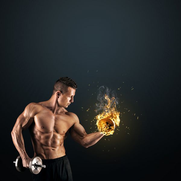 ورزشکار خوش تیپ بدنساز در حال انجام تمرینات با دمبل تناسب اندام بدن عضلانی در پس زمینه تیره