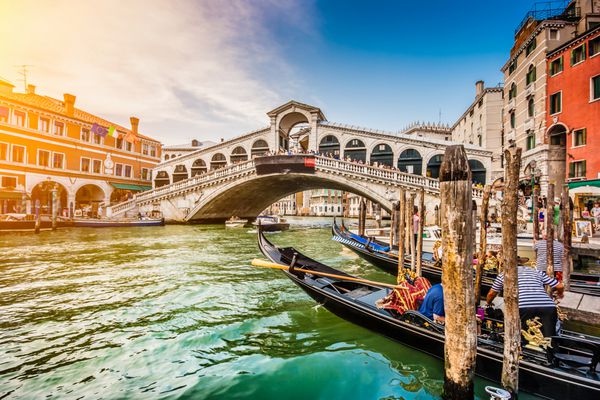 نمای پانوراما از کانال معروف گراند از پل معروف ریالتو در غروب آفتاب در ونیز ایتالیا با افکت فیلتر اینستاگرام به سبک قدیمی قدیمی