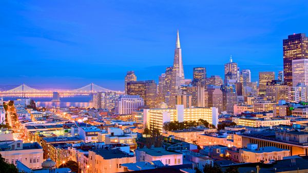 منظره شهری سان فرانسیسکو و چراغ های شهر در غروب