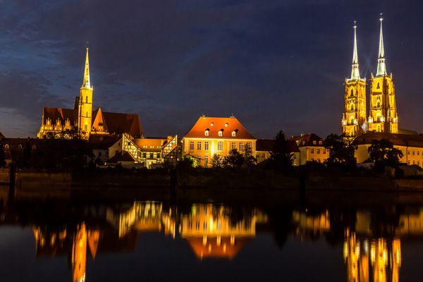یک کلیسای جامع شهری رودخانه اودرا wroclaw لهستان در غروب