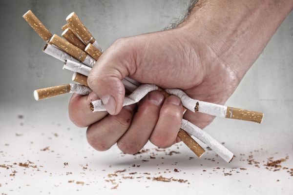 مردی که از سیگار برای ترک سیگار و سبک زندگی سالم امتناع می کند