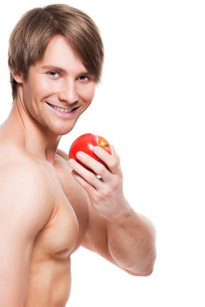 پرتره بدنساز جوان خندان که سیب را در دست گرفته است - جدا شده در پس زمینه سفید