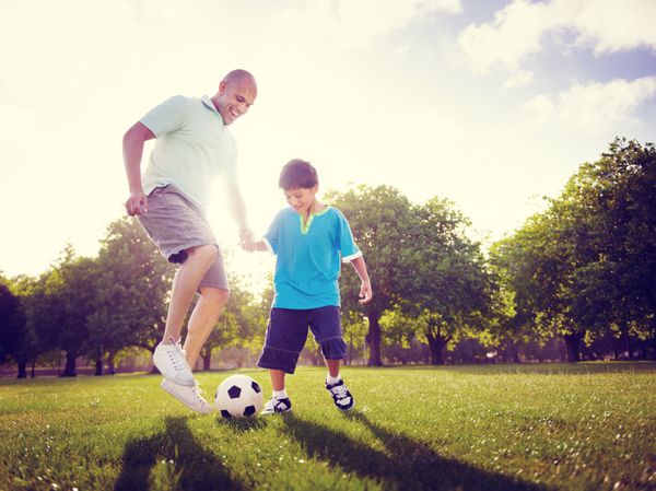 خانواده پدر پسر مفهوم تابستان فوتبال