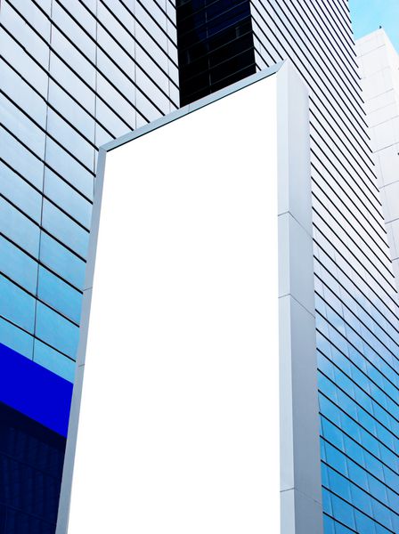 ساختمان مدرن با تابلوهای تبلیغاتی برای متن شما