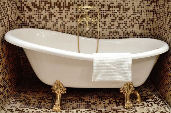 حمام سفید فرم زیبا با پایه های طلایی و میکسر برای ساخت روش های آب - فضای داخلی حمام به سبک رترو