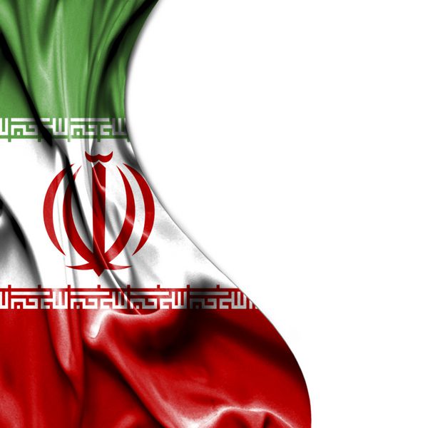 پرچم ایران در حال اهتزاز در زمینه سفید جدا شده است
