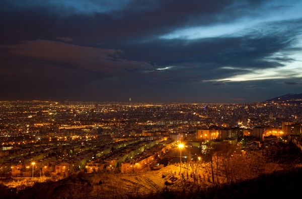 شب از خط افق تهران و ساختمان های نورانی شهر درست بعد از غروب آفتاب