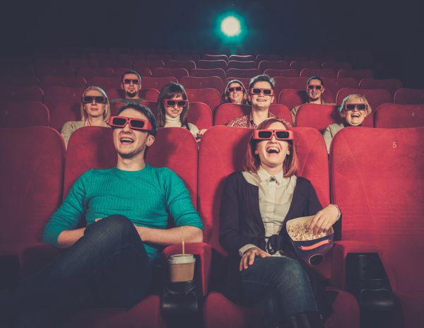گروهی از مردم با عینک سه بعدی در حال تماشای فیلم در سینما