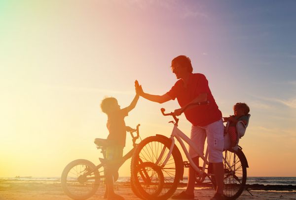 شبح خانواده دوچرخه سوار پدر با دو بچه در دوچرخه