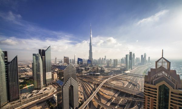 دبی امارات متحده عربی - حدود دسامبر 2012 - برج خلیفه بلندترین ساختمان جهان ایستاده بر فراز جاده شیخ زاید در طول روز