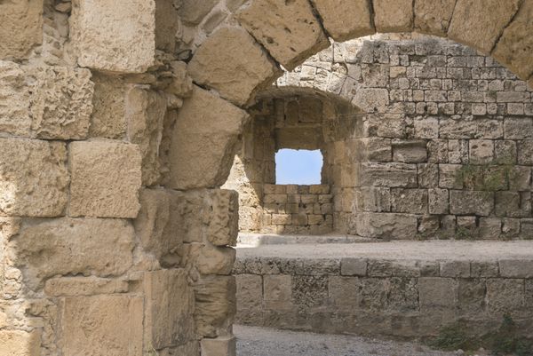طاق‌های قلعه در شهر جنگ‌های صلیبی رودز یونان به ویرانه‌های رفیق ساخته شده توسط شوالیه‌های انگلیسی در رودس یونان