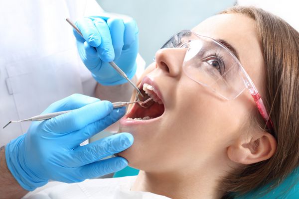 بررسی اجمالی پیشگیری از پوسیدگی دندان زن روی صندلی دندانپزشک در طی یک عمل دندانپزشکی