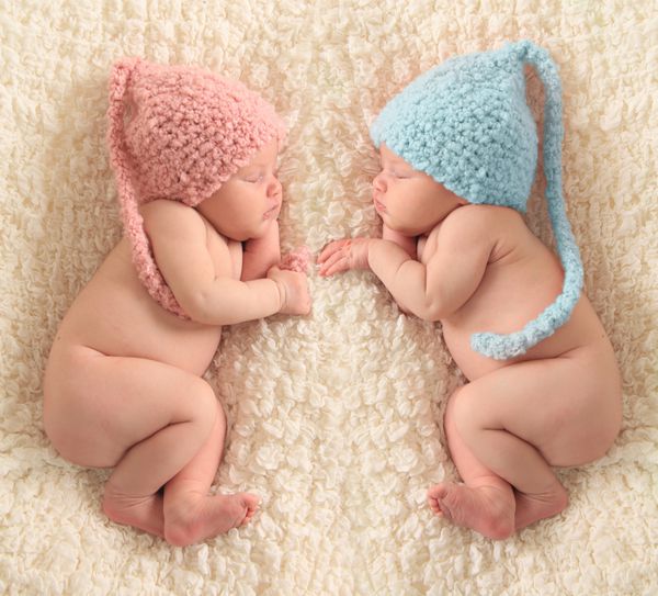 نوزادان دوقلو تازه متولد شده پسر و دختر