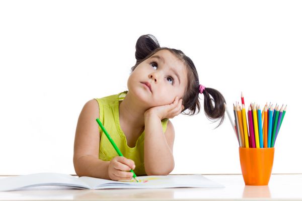 دختر بچه رویایی با مدادهای جدا شده روی سفید