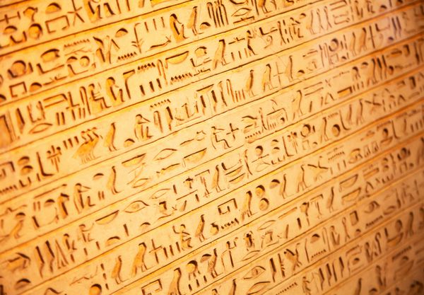 هیروگلیف های مصری روی دیوار
