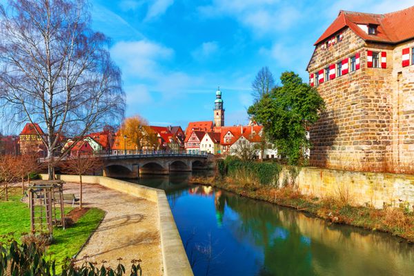 نمایی زیبا از اسکله شهر قدیمی معماری قرون وسطایی باستانی لاف آن در پگنیتز در ناحیه نورنبرگر لند باواریا آلمان