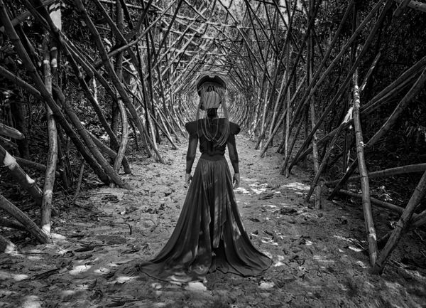 ملکه سیاه پو سیاه و سفید دختری که در امتداد راهرو شاخه ها می دود
