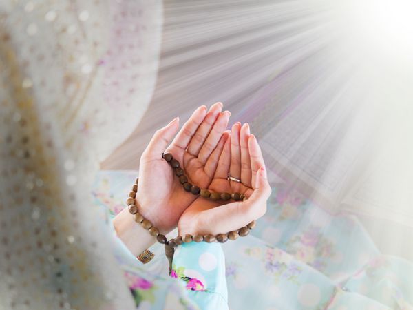 زن جوان مسلمان در حال دعا برای خدا خدای مسلمان
