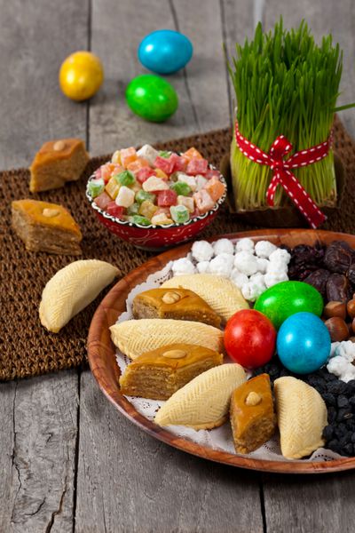 تعطیلات نوروز در آذربایجان تخم مرغ رنگی برای عید پاک و شیرینی های سنتی تمرکز انتخابی