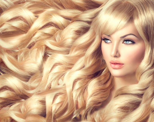 زیبایی و پرتره زن دختر مدل زیبا با موهای مجعد بلند آرایشگری مدل مو موهای موج دار بلند سالم موی سفید مدل پوست و آرایش کامل اکستنشن مو