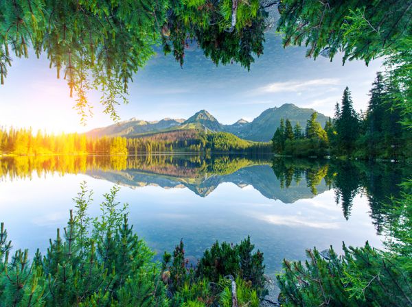 دریاچه کوهستانی فوق العاده در پارک ملی مرتفع تاترا مناظر دراماتیک strbske pleso اسلواکی اروپا دنیای زیبایی برگرداندن بوم عمودی اثر نوردهی دوگانه