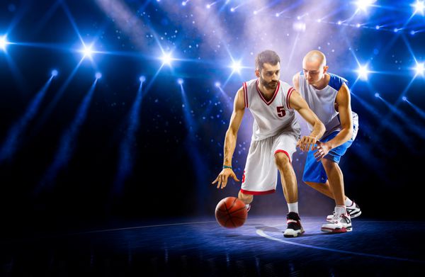 دو بسکتبالیست در حال حرکت در میدان نور