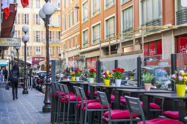 زیبا فرانسه در 7 مارس 2015 میزهای کوچک کافه تابستانی در خیابان شهر