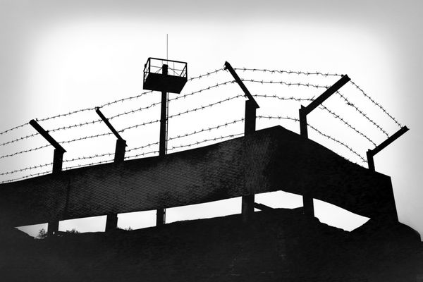 حصار زندان با سیم تخت نسخه سیاه و سفید گرانج