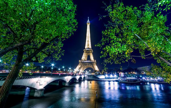 پاریس فرانسه - 19 نوامبر 2014 برج ایفل منظره شهری شبانه پاریس با نمایش نور