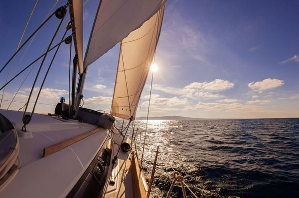 قایق بادبانی نمای زاویه باز در دریا تونینگ اینستاگرام
