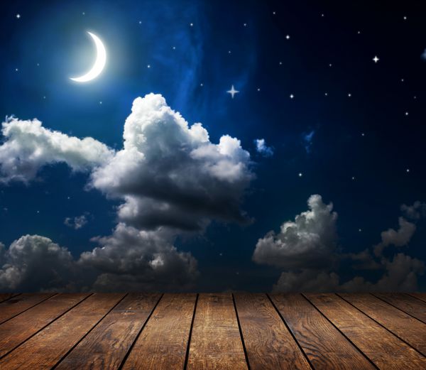 پس زمینه آسمان شب با ستاره ها و ماه و ابرها چوب