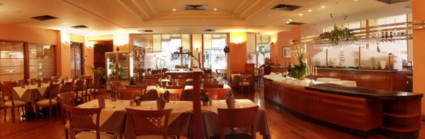 نمای داخلی رستوران با میزهای سرو شده پانوراما