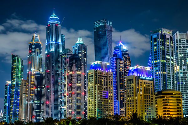 دبی امارات - 13 نوامبر ساختمان های مدرن در دبی مارینا دبی امارات متحده عربی در شهر کانال مصنوعی به طول 3 کیلومتر در امتداد خلیج فارس گرفته شده در 13 نوامبر 2013 در دبی