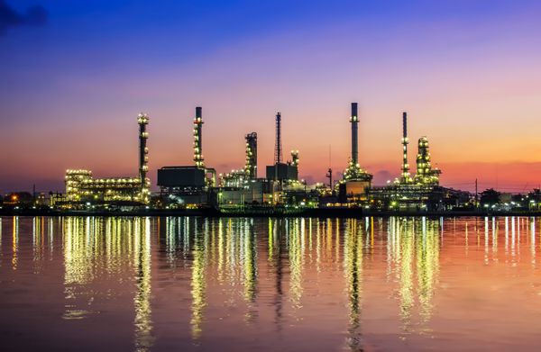 صنعت نفت و گاز - پالایشگاه در گرگ و میش - کارخانه - پتروشیمی با انعکاس بر روی رودخانه