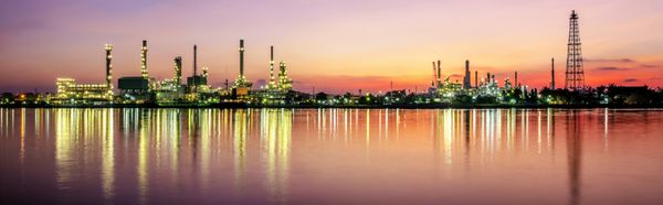 صنعت نفت و گاز - پالایشگاه در طلوع خورشید - کارخانه - پتروشیمی با انعکاس بر روی رودخانه