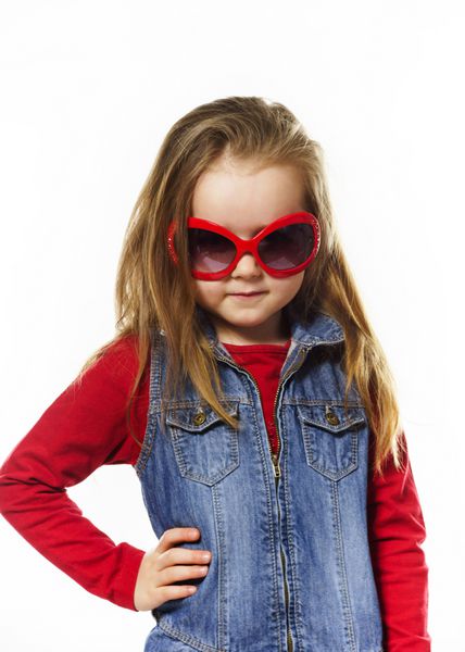 دختر کوچک ناز با عینک آفتابی مادر مفهوم دوران کودکی جدا شده روی سفید