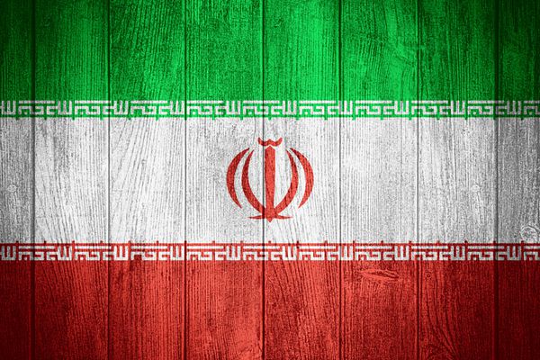 پرچم ایران یا بنر ایران در پس زمینه تخته های چوبی