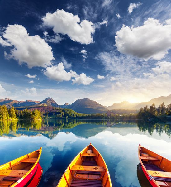 دریاچه کوهستانی در پارک ملی تاترا بلند strbske pleso اسلواکی اروپا دنیای زیبایی