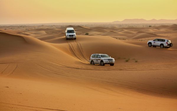 صحرای صورتی شارجه امارات - 18 اکتبر رانندگی با جیپ در بیابان سرگرمی سنتی برای گردشگران در 18 اکتبر 2014 در صحرای صورتی شارجه دبی امارات متحده عربی