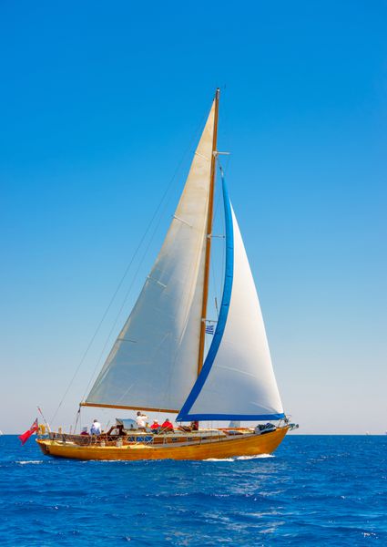قایق بادبانی چوبی کلاسیک در ar جزیره spetses در یونان