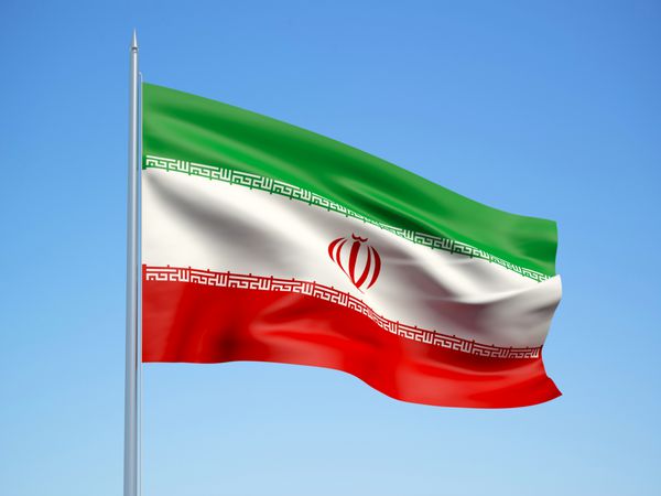 پرچم سه بعدی ایران شناور در باد با پس زمینه آسمان آبی