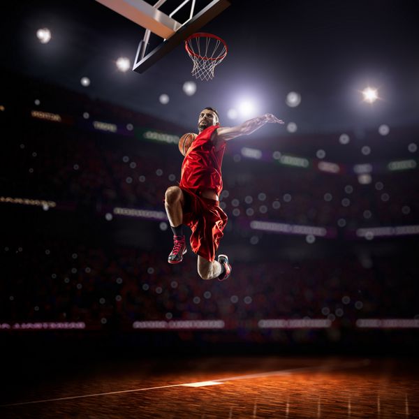 بازیکن بسکتبال قرمز در ورزشگاه