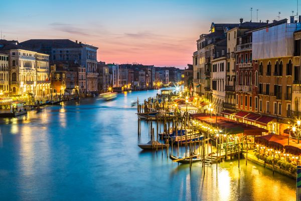 کانال گراند در یک شب تابستانی در ونیز ایتالیا