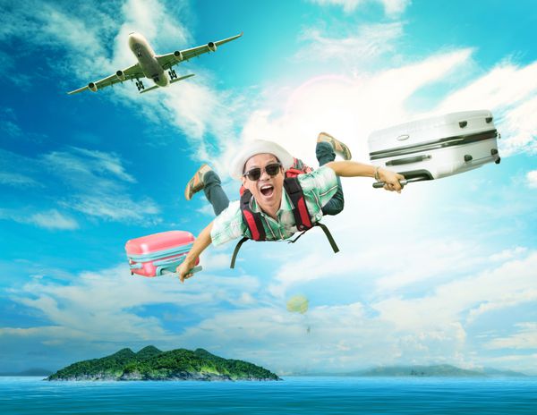 مرد جوان در حال پرواز از هواپیمای مسافربری به جزیره مقصد طبیعی در اقیانوس آبی با شادی و احساس استفاده برای افرادی که در تعطیلات در فصل تابستان سفر می کنند