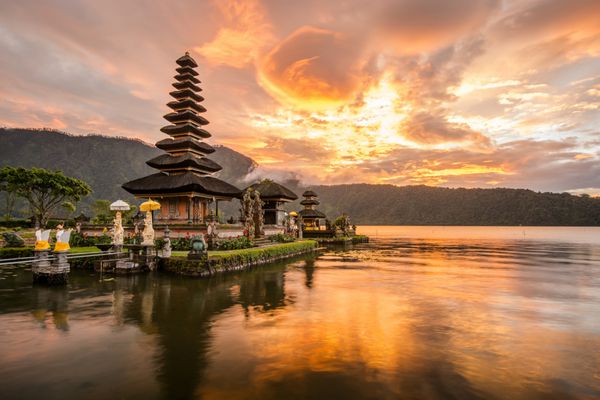 پورا اولون دانو براتان معبد هندو در دریاچه براتان بالی اندونزی