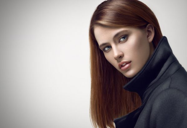 پرتره زیبایی مد مدل جوان مو قرمز با موهای صاف بلند آرایش حرفه ای