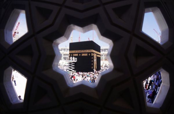 مککا عربستان سعودی-سیرکا مه 2015 مسلمانان در اطراف کعبه در مسجدالحرام طواف می کنند