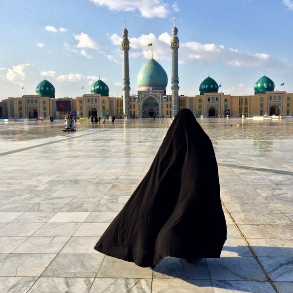 یک زن ایرانی برای نماز به مسجد جمکران می رود قم ایران
