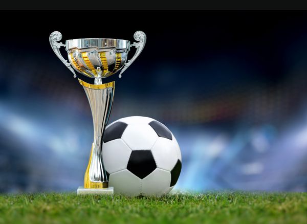 جام طلایی در چمن در زمینه زمین فوتبال